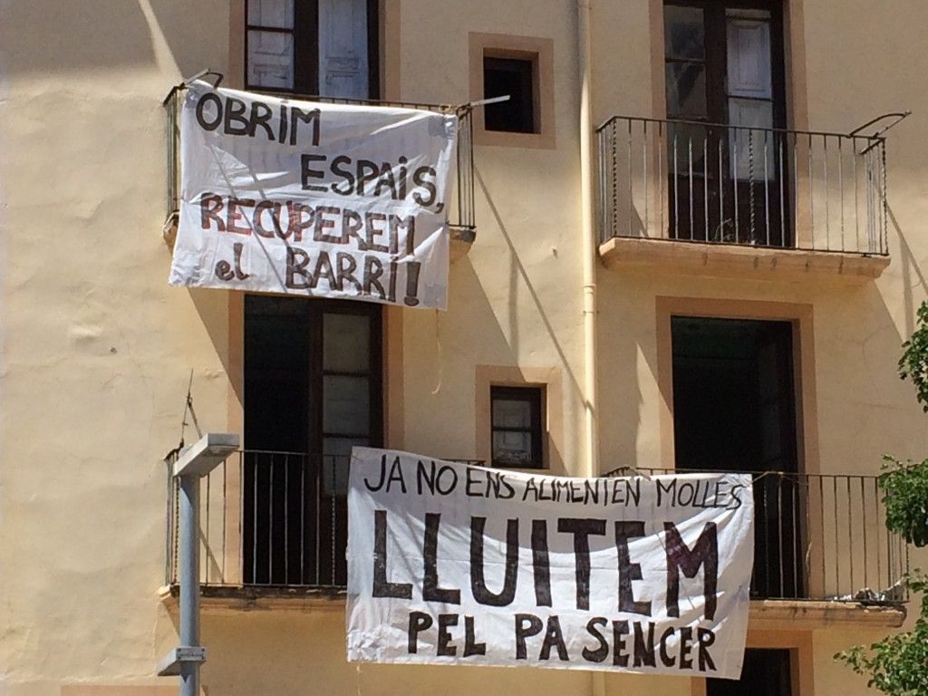 bloc ocupat plaça Forn Berga 1.JPG
