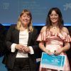 Elna Mateu, amb l'escriptor Jordi Sierra i Fabra, membre del jurat (esquerra), i la consellera de Cultura, Natàlia Garriga
