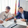 Marc Bernal a la firma del seu primer contracte professional amb el FC Barcelona