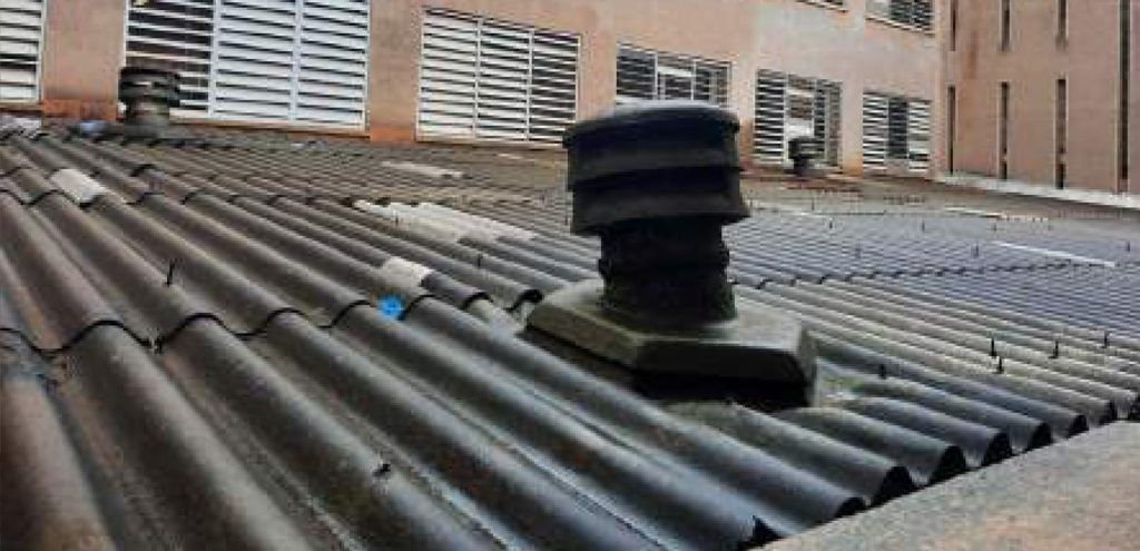Coberta d'uralita a l'escola de Sant Joan de Berga, abans que es retirés