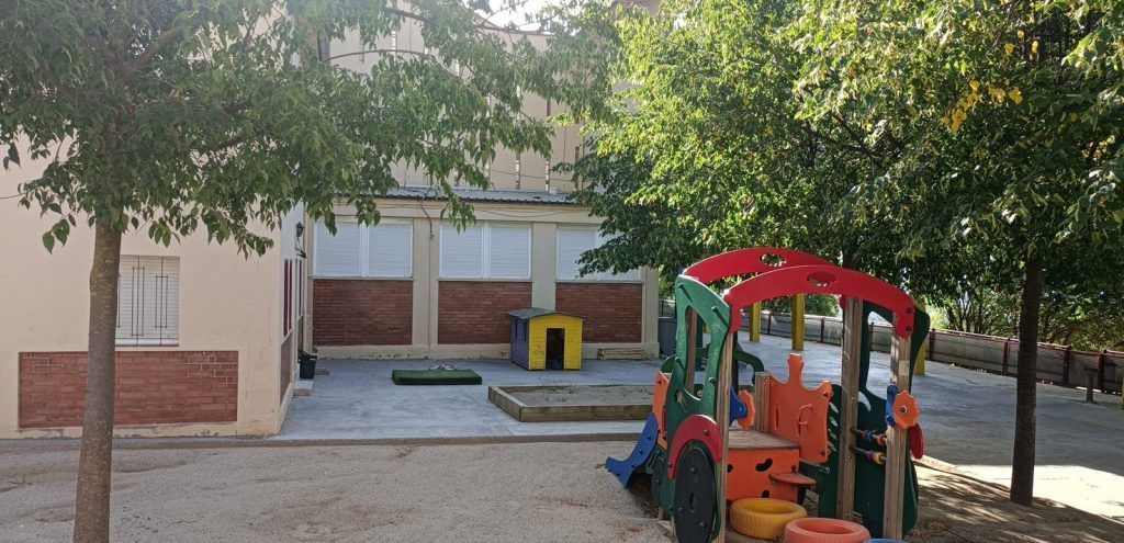 Nova coberta d'acer, a la part central, durant les obres de substitució a l'escola de Sant Joan, aquest dijous