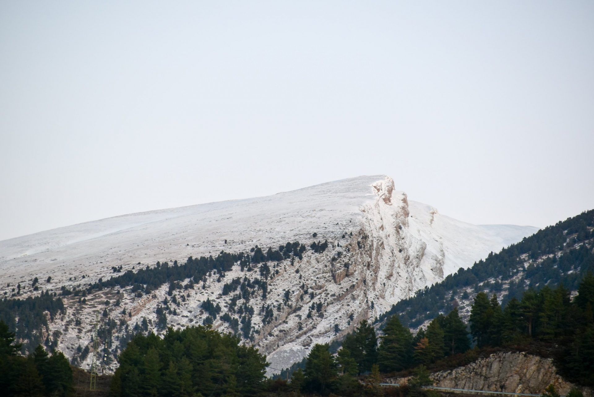 La serra del Cadí des de Gósol, aquest dijous, després de les pluges de dimecres