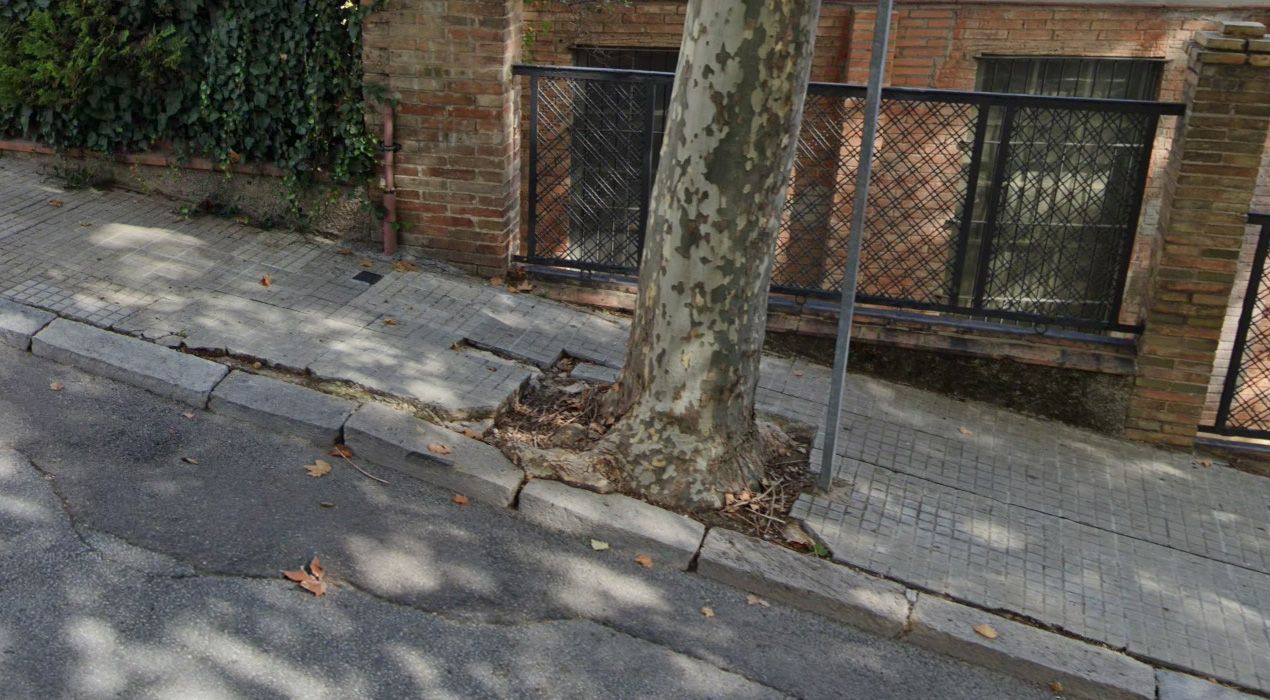 Vorera en mal estat al carrer Santa Joaquima de Vedruna de Berga