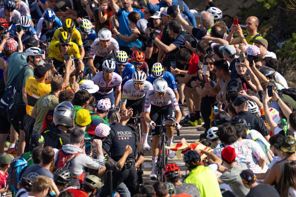L'escalada al Coll de Pradell, el moment culminant de l'etapa reina de la Volta. | Volta a Catalunya