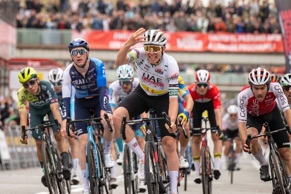 Tadej Pogacar, a la meta final de la Volta a Catalunya, celebrant les quatre etapes que ha guanyat. | Volta a Catalunya