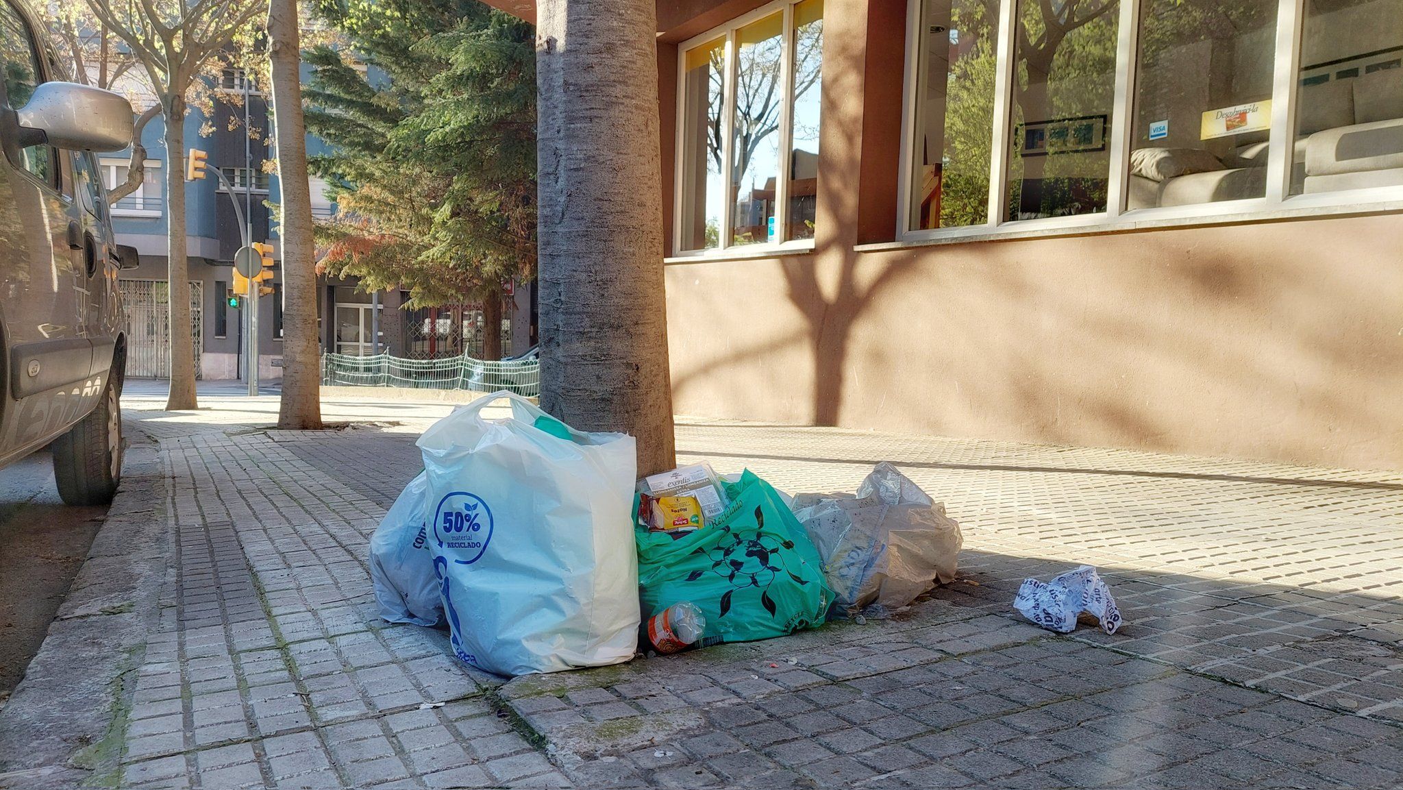Bosses d'escombraries abandonades a la carretera de Sant Fruitós, en una acció sancionada per l'Ajuntament de Berga