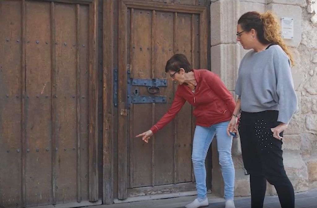 Mercè Macià i Mercè Poyatos, jove i neta de Francisco Poyatos, a la porta de l'església d'Olvan | Ajuntament d'Olvan/ Produccions MC