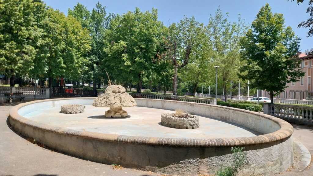 Bassa del parc dels Soldats de Berga, buida per les restriccions de la sequera | Divina López