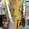 L'edifici de Finques Ciutat, que s'enderrocarà, vist des del carrer Major i des de la plaça del Forn