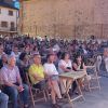 La plaça de Sant Sebastià, al costat de l'església d'Olvan, es va omplir amb més de 200 persones per veure l'estrena del documental "Olvan, 1994: l'any dels focs"
