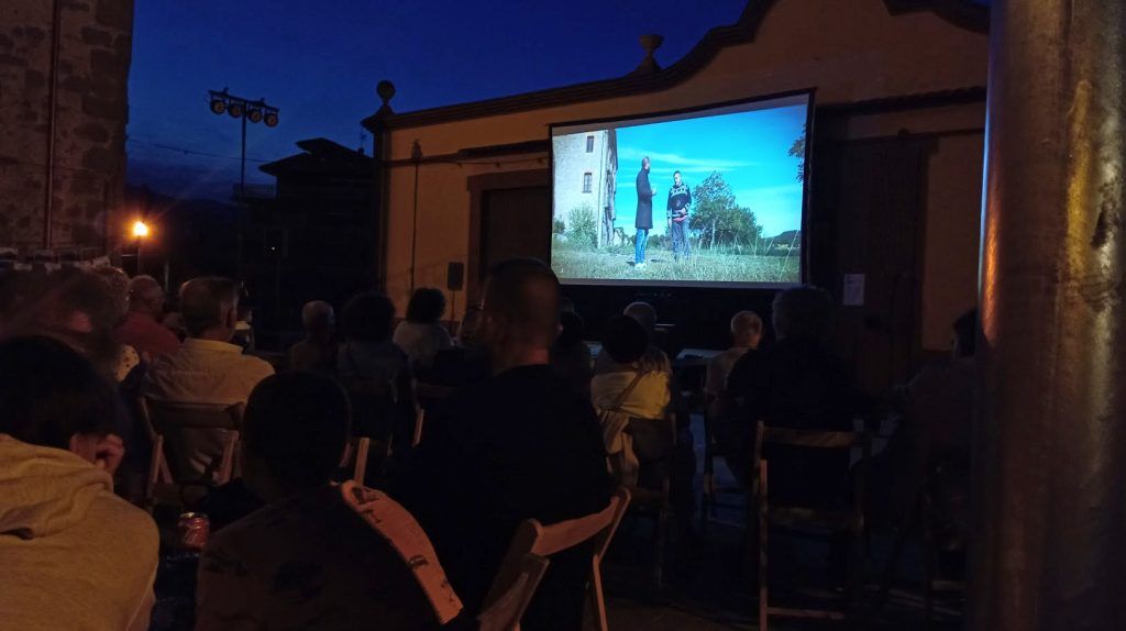 Més de 200 persones van assistir a l'estrena del documental "Olvan, 1994: l'any dels focs", a la plaça de Sant Sebastià d'Olvan