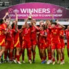 Judit Pujols aixeca la copa de campiones d'Europa sub-19, amb la selecció espanyola, a Kaunas (Lituània)