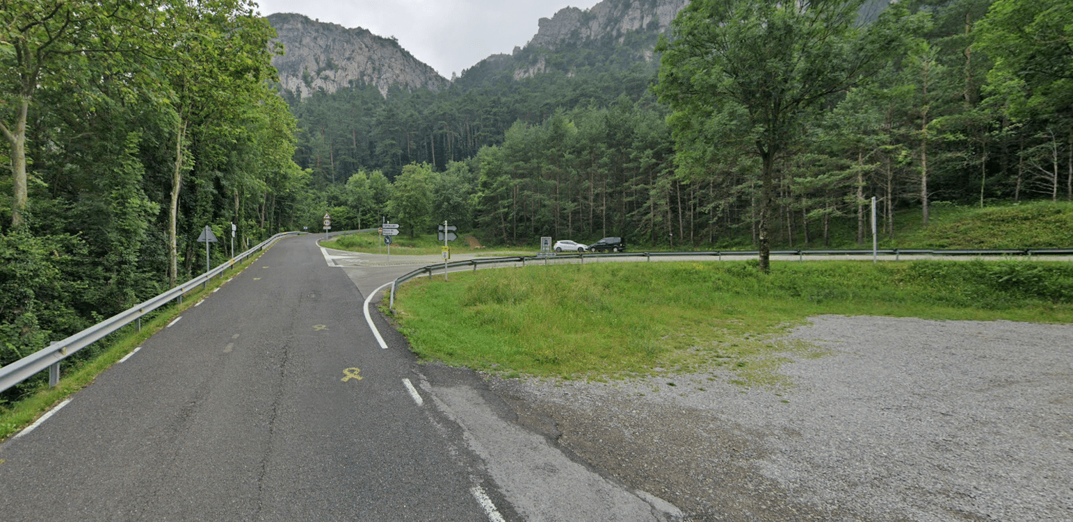 Cruïlla entre la carretera de Queralt (BV-4242) i la dels Rasos (BV-4243), a l'altura de la font Negra