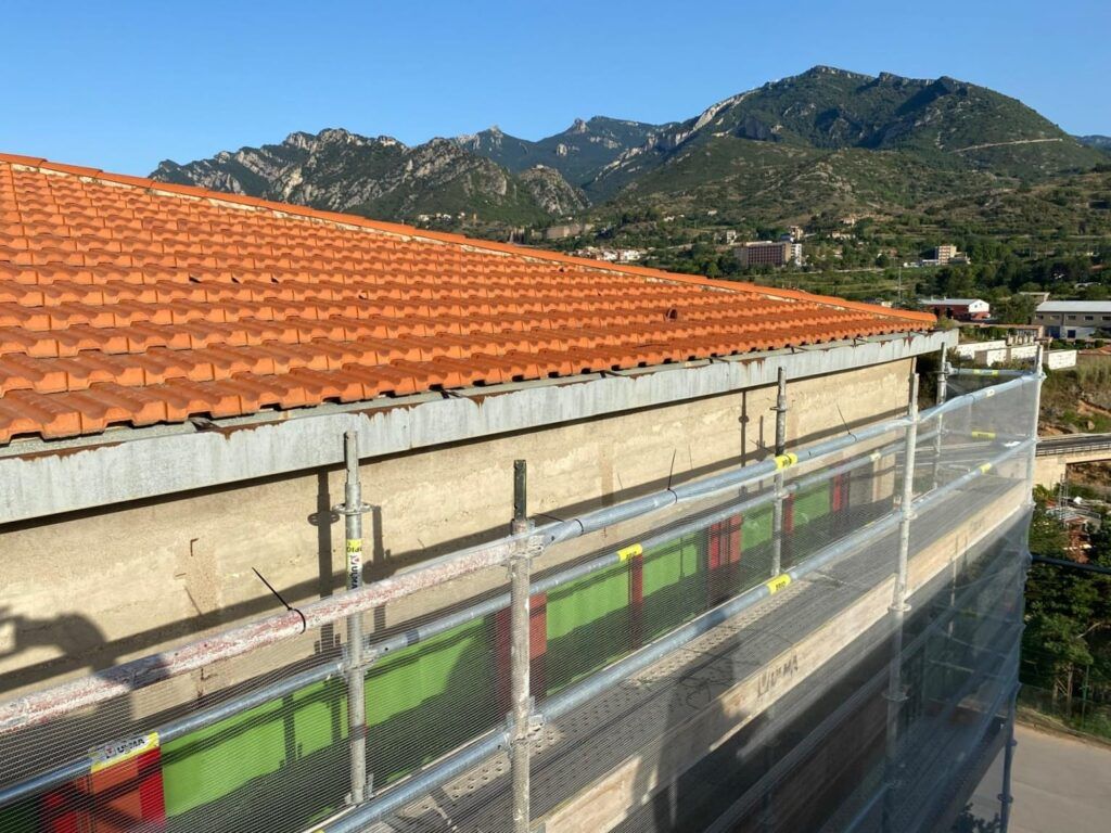 Obres de reparació de la façana de l'escola Santa Eulàlia de Berga | Ajuntament de Berga