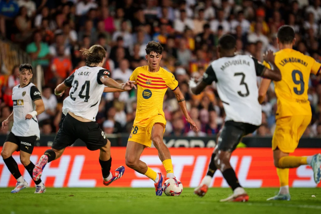 Marc Bernal, en el debut en un partit oficial amb el primer equip del Barça, contra el València (1-2) | FC Barcelona