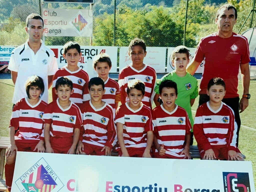Judit Pujols, a baix a l'esquerra, quan jugava amb el CE Berga en un equip mixt | CE Berga
