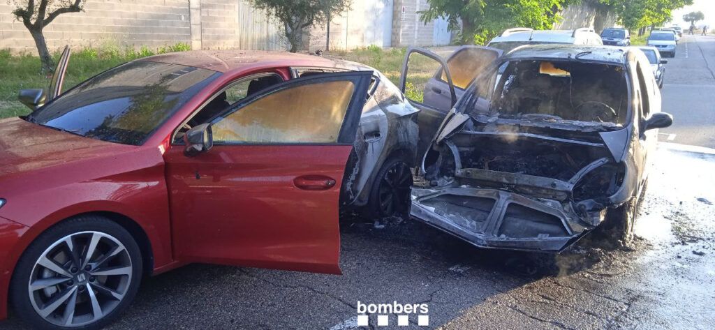 Incendi de dos vehicles al camí de Can Ballús, al polígon de la Valldan de Berga | Bombers