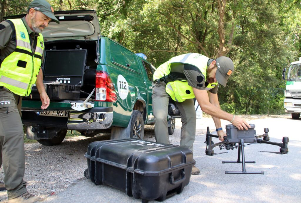 Els agents rurals utilitzen drons per controlar des de l'aire les infraccions a l'entorn de Pedret | Laura Busquets/ACN