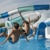 Uns nens juguen als tobogans de la piscina de Berga Resort, a Berga | Berga Resort