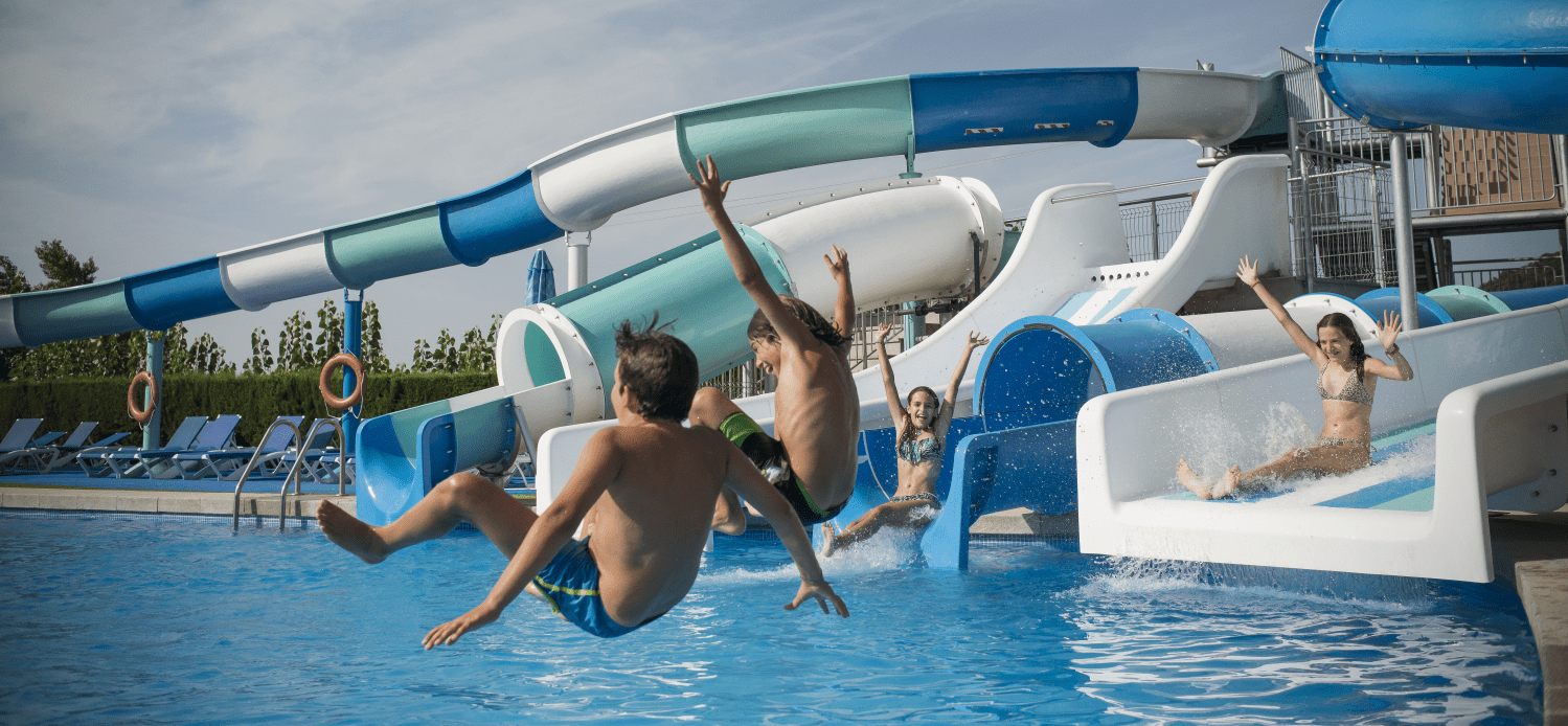 Uns nens juguen als tobogans de la piscina de Berga Resort, a Berga | Berga Resort