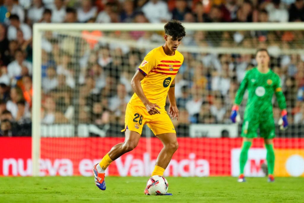 Marc Bernal, en el debut en un partit oficial amb el primer equip del Barça, contra el València (1-2) | FC Barcelona