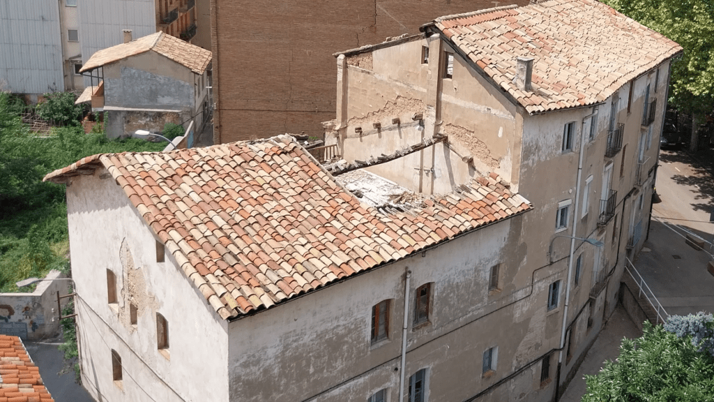 Edificis del carrer Lluís Millet 2, 4 i 6, a la cantonada amb el passeig de la Indústria de Berga, després de l'esfondrament de la teulada del número 2, el que dona al Vall (dreta). | Divina López