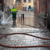 Un operari de la neteja viària de Berga deixa els carrers nets per la Patum | Containers del Berguedà