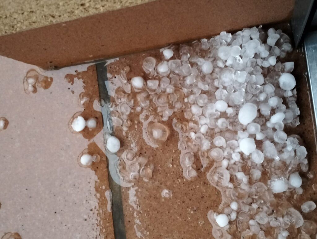 Pedra acumulada en un terrat de Berga per la tempesta del 2 d'agost del 2024 | Jordi Rosiñol