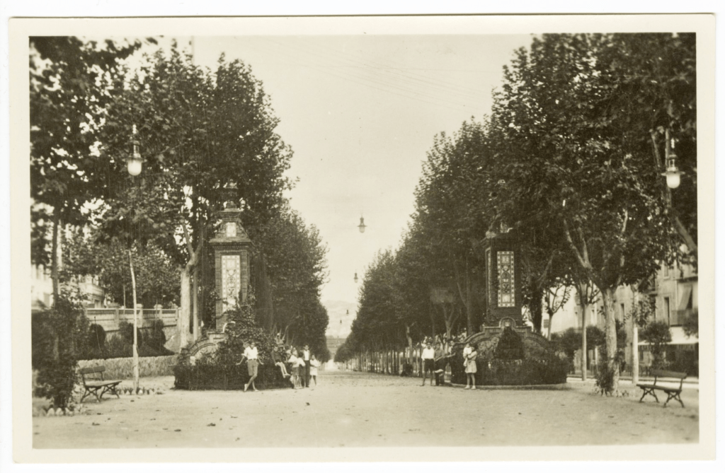 Plaça Viladomat de Berga, anys 40 | Adolf Zerkowitz (col·lecció Plana-Aspachs-Querol/Arxiu Comarcal del Berguedà)