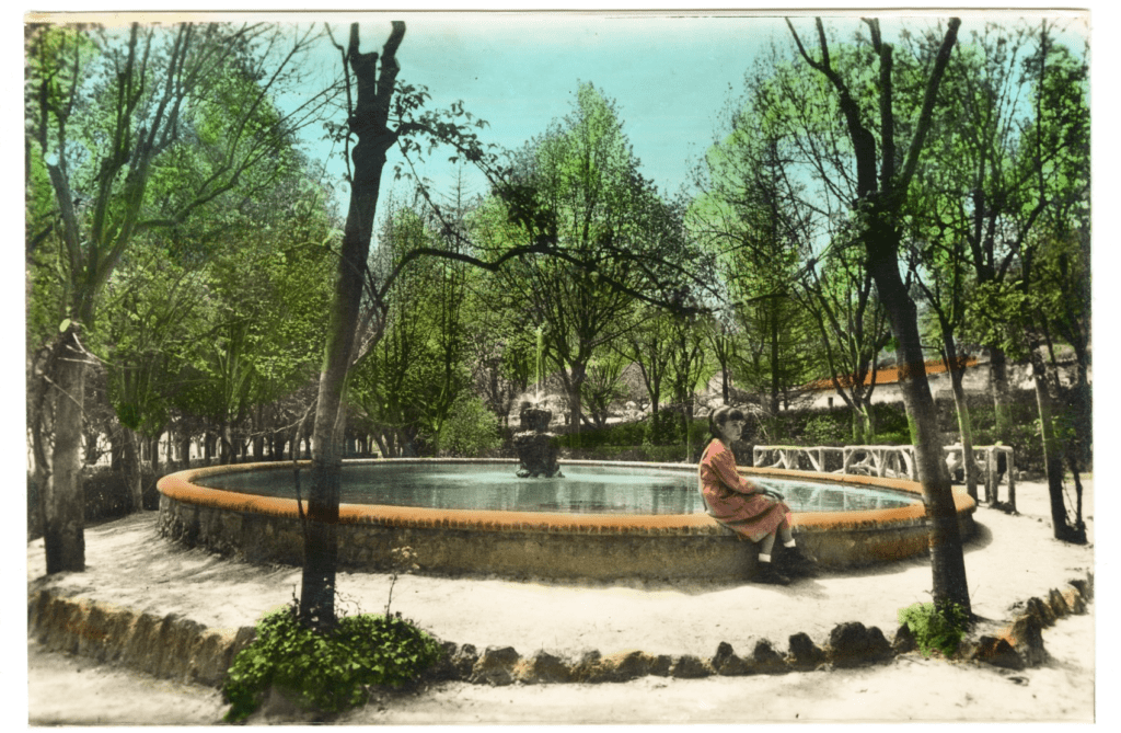 Una nena al parc del Soldats de Berga, anys 40 | Adolf Zerkowitz (col·lecció Plana-Aspachs-Querol/Arxiu Comarcal del Berguedà)
