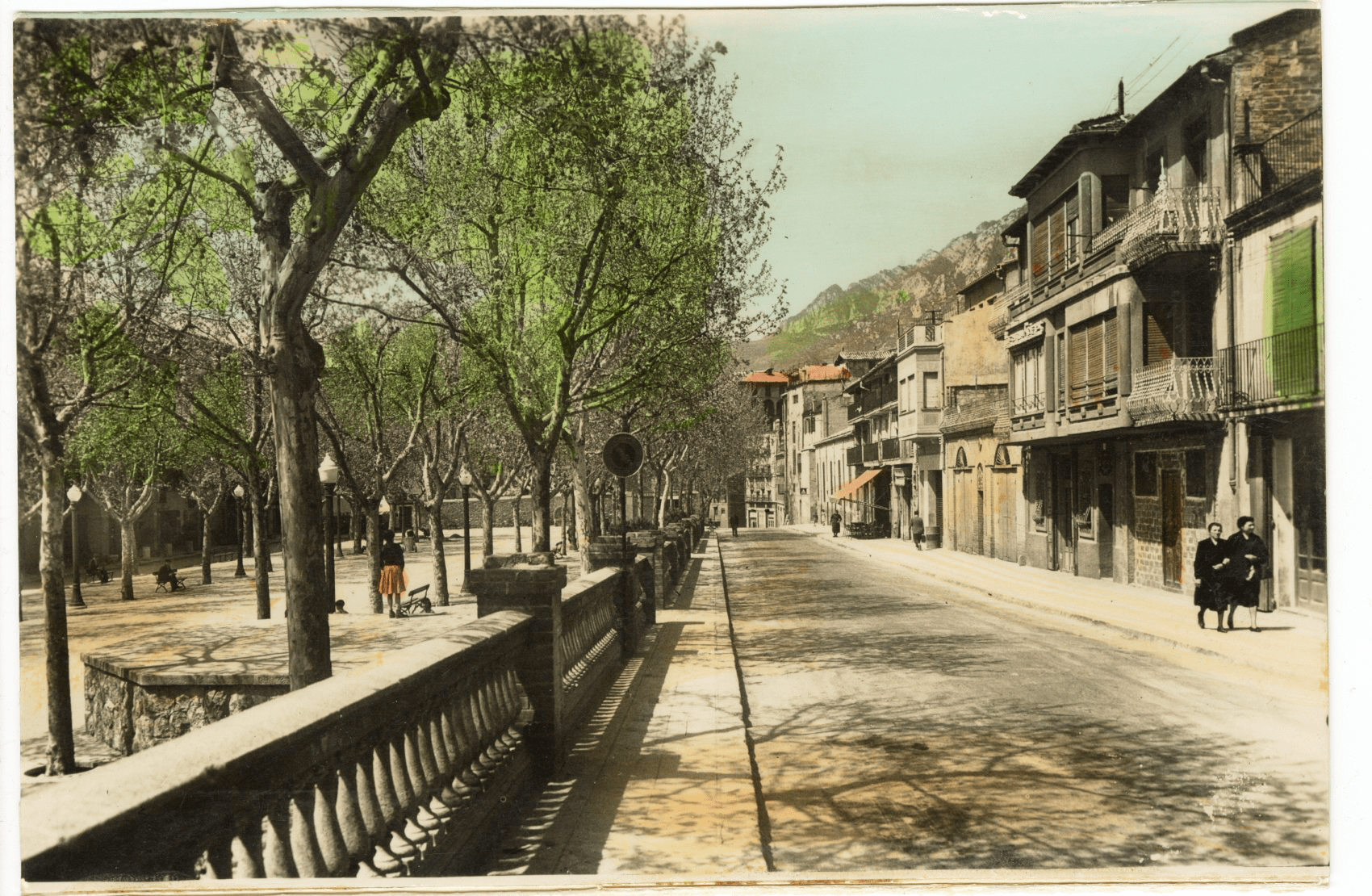 Plaça Viladomat de Berga, anys 40 | Adolf Zerkowitz (col·lecció Plana-Aspachs-Querol/Arxiu Comarcal del Berguedà)