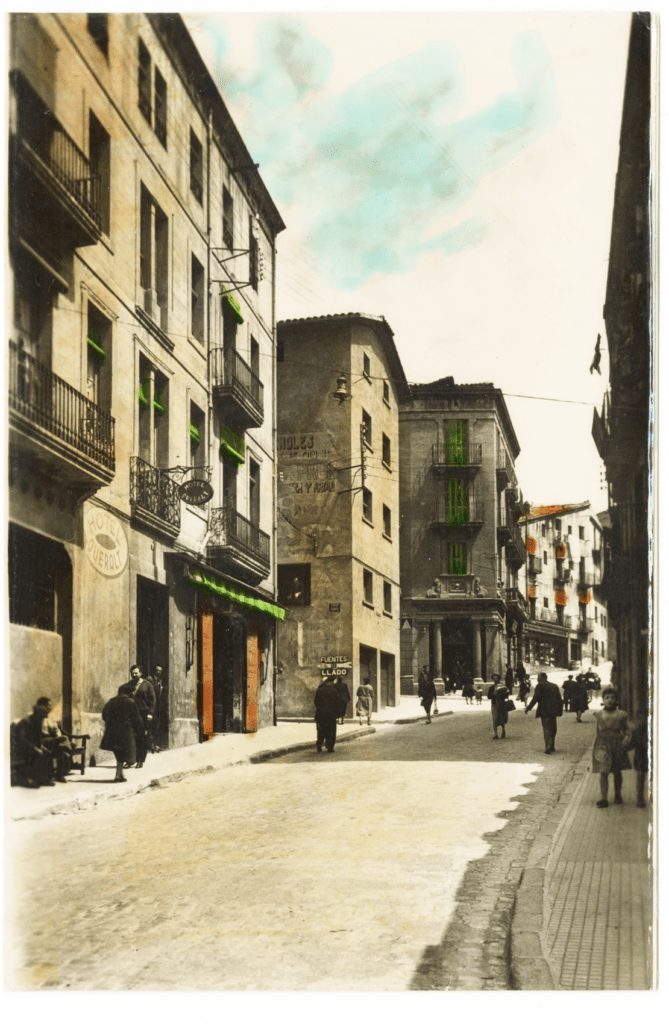 Plaça de la Creu de Berga, amb l'hotel Queralt en primer terme, anys 40 | Adolf Zerkowitz (col·lecció Plana-Aspachs-Querol/Arxiu Comarcal del Berguedà)