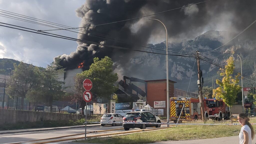 Cau una de les parets exteriors de la planta de biomassa del polígon de la Valldan, per l'incendi que afecta tota la nau. | M. Canturri