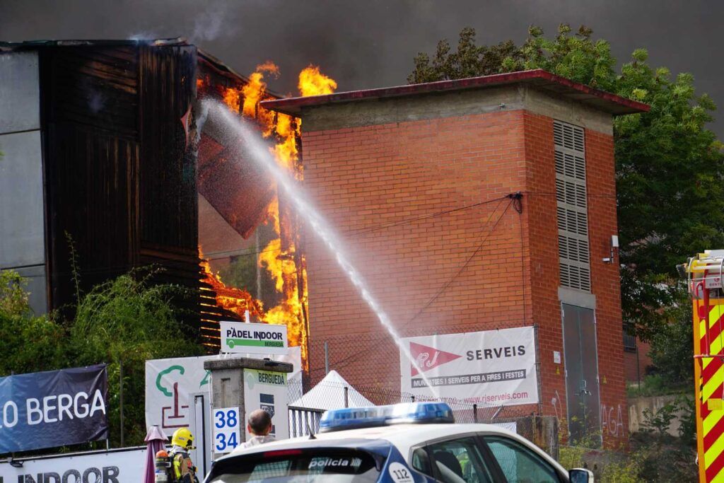Els bombers treballen en l'extinció de l'incendi des de l'exterior. | D. López
