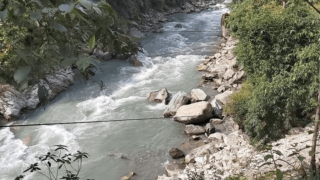 El riu Bhurungdi Khola, on haurien caigut els dos excursionistes