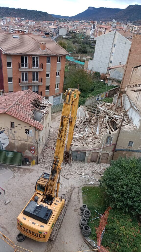L'edifici que s'havia enderrocar, a la dreta, ha caigut cap a l'esquerra, i ha afectat la casa veïna, de color groc, a l'altra banda del carrer Verge de la Salut. | Anna Sabata