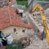 L'edifici que s'havia enderrocar, a la dreta, ha caigut cap a l'esquerra, i ha afectat la casa veïna, de color groc, a l'altra banda del carrer Verge de la Salut. | Anna Sabata