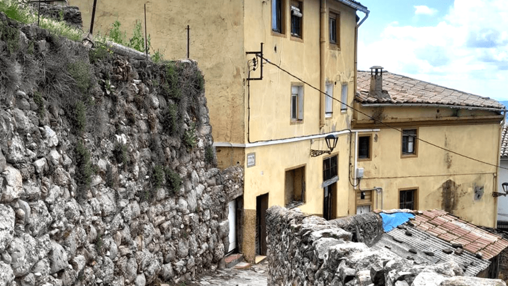 A la pujada del Castell de Berga, la immobiliària Hipoges hi anuncia dos pisos okupats a preus de ganga | Hipoges