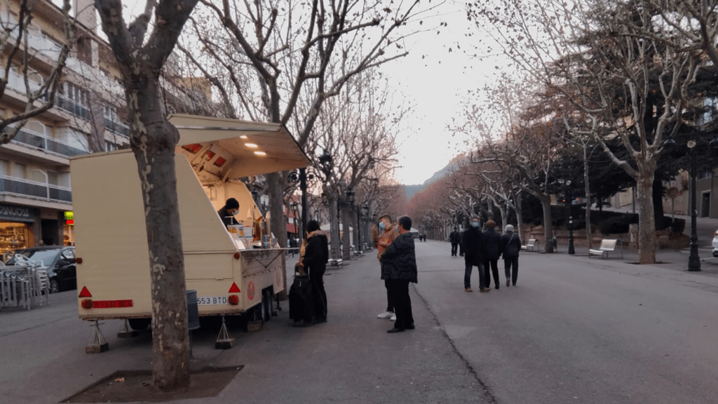 L'amo de la xurreria mòbil instal·lada al passeig de la Indústria ha demanat poder fer ús de la caseta de les fonts | Marc Canturri