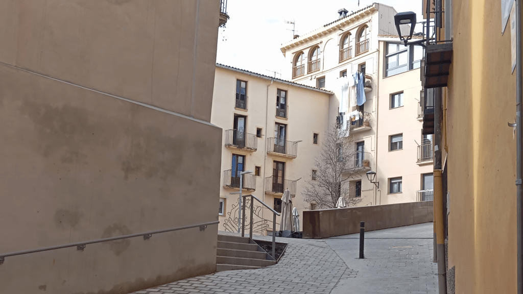 Paret de la impremta Casals del carrer Major de Berga, on l'Ajuntament estudia fer-hi un mural o un jardí vertical