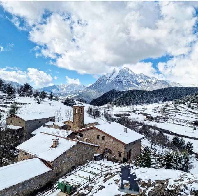 Gisclareny, amb el Pedraforca al fons, també ha rebut una bona nevada | Ricard Rigall @ricardrigall
