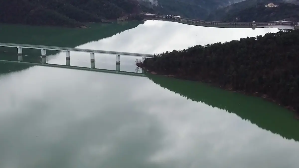 El pantà de la Baells, gairebé ple després de les pluges del març, a vista de dron | Aquí Berguedà