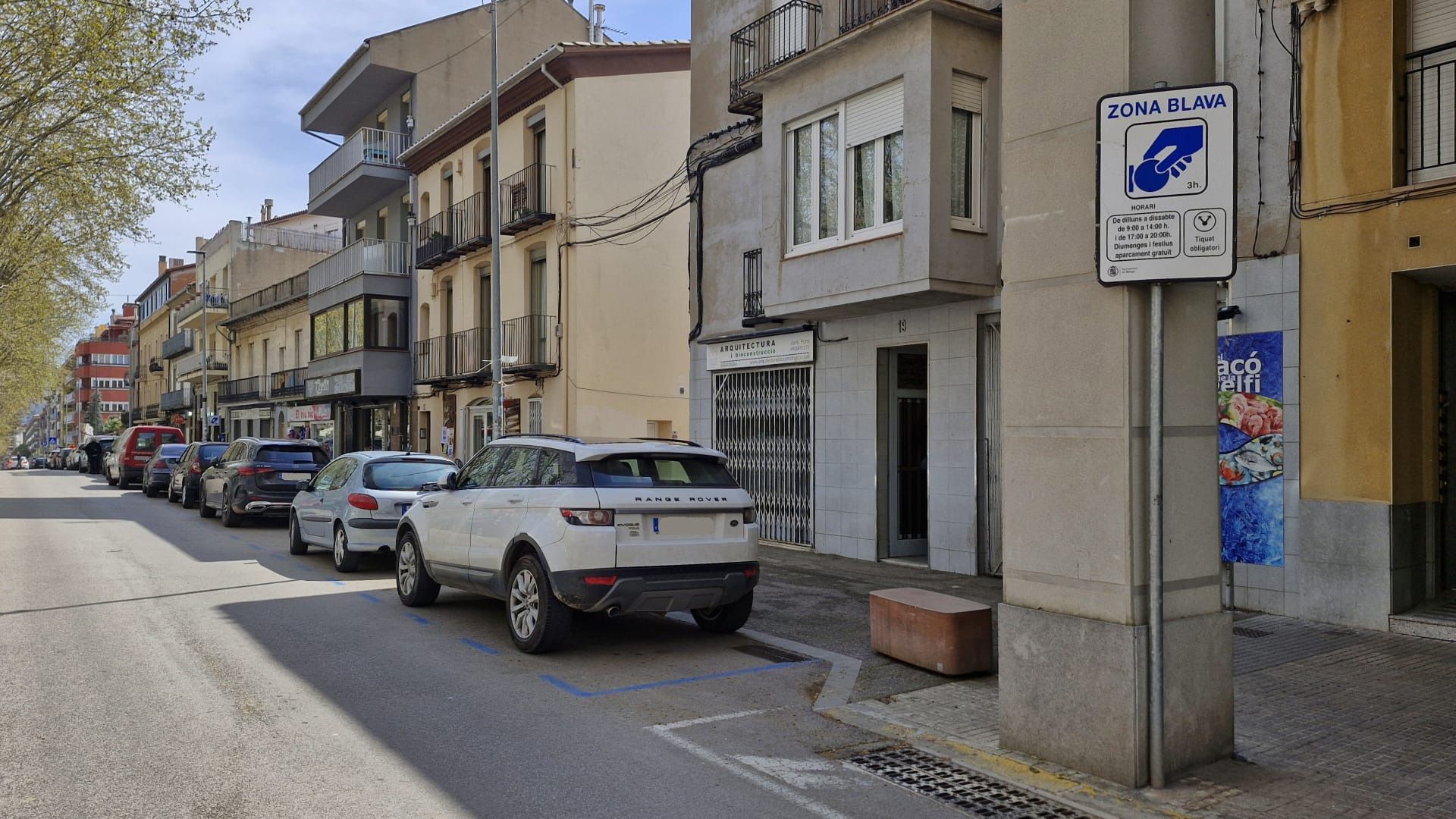 Zona blava d'aparcaments a la plaça Viladomat de Berga | Ajuntament de Berga