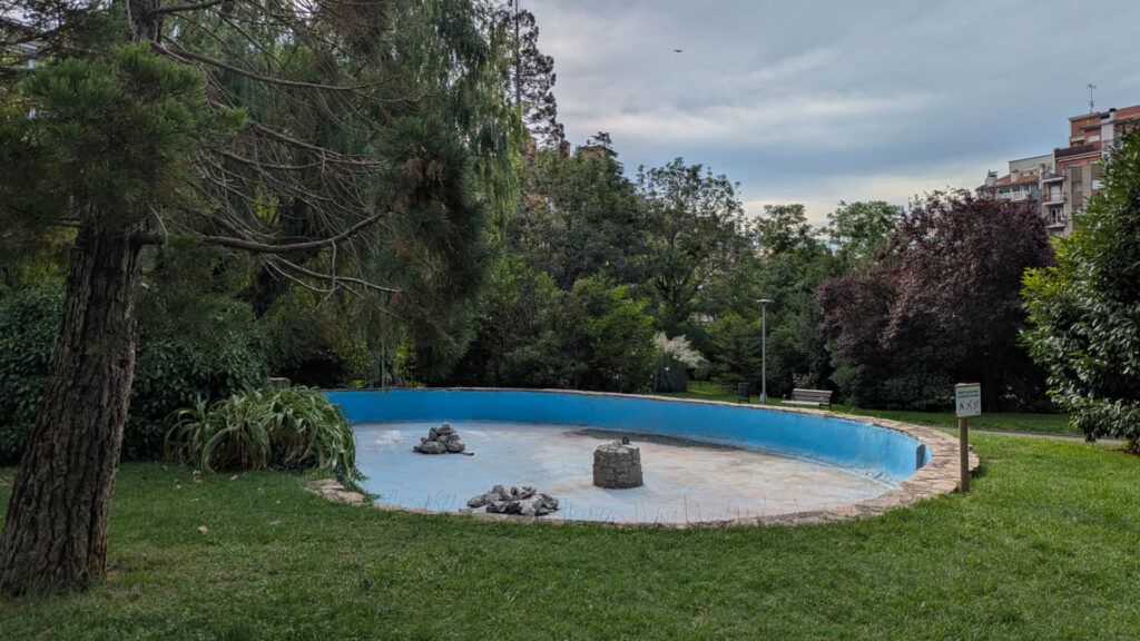 Bassa del passeig de la Pau, a Berga, buida per una avaria en la canalització del Lledó | Divina López