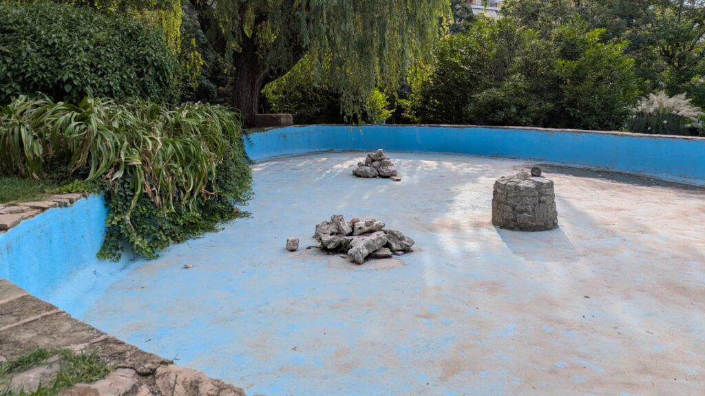 Bassa del passeig de la Pau, a Berga, buida per una avaria en la canalització del Lledó | Divina López