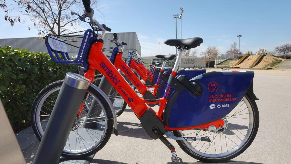 Bicicleta de l'AMBici, a l'àrea metropolitana de Barcelona, també elèctrica i en estacions a l'aire lliure, com planteja el Consell Comarcal del Berguedà.