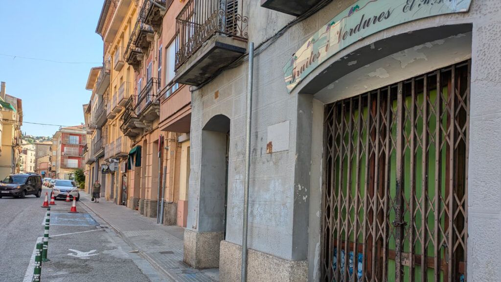 Una botiga de fruita i verdura tancada, al carrer del Roser de Berga | Divina López