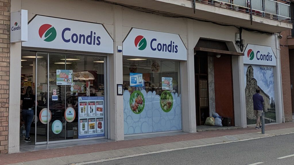 Supermercat Condis, a l'avinguda Pau Casals d'Avià | Divina López