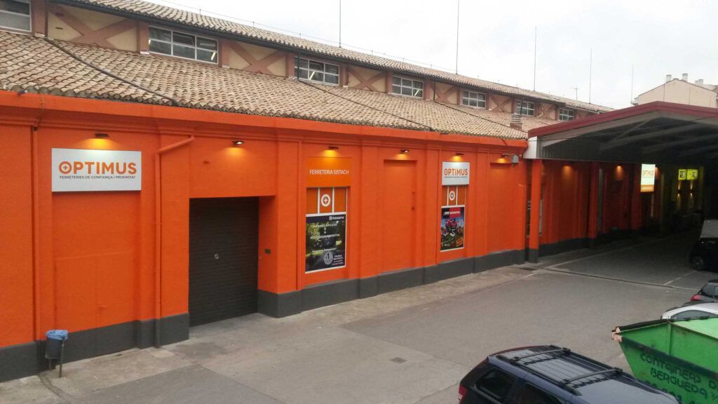 Ferreteria Sistach, a l'avinguda del Canal de Berga