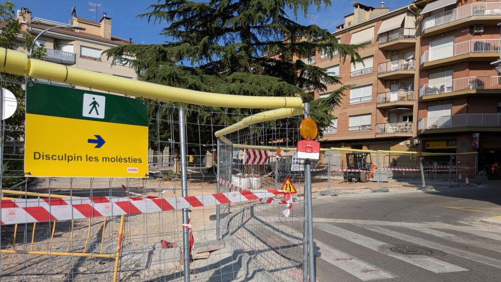 Obres de reforma de la plaça petita de la Font del Ros, a Berga | Divina López